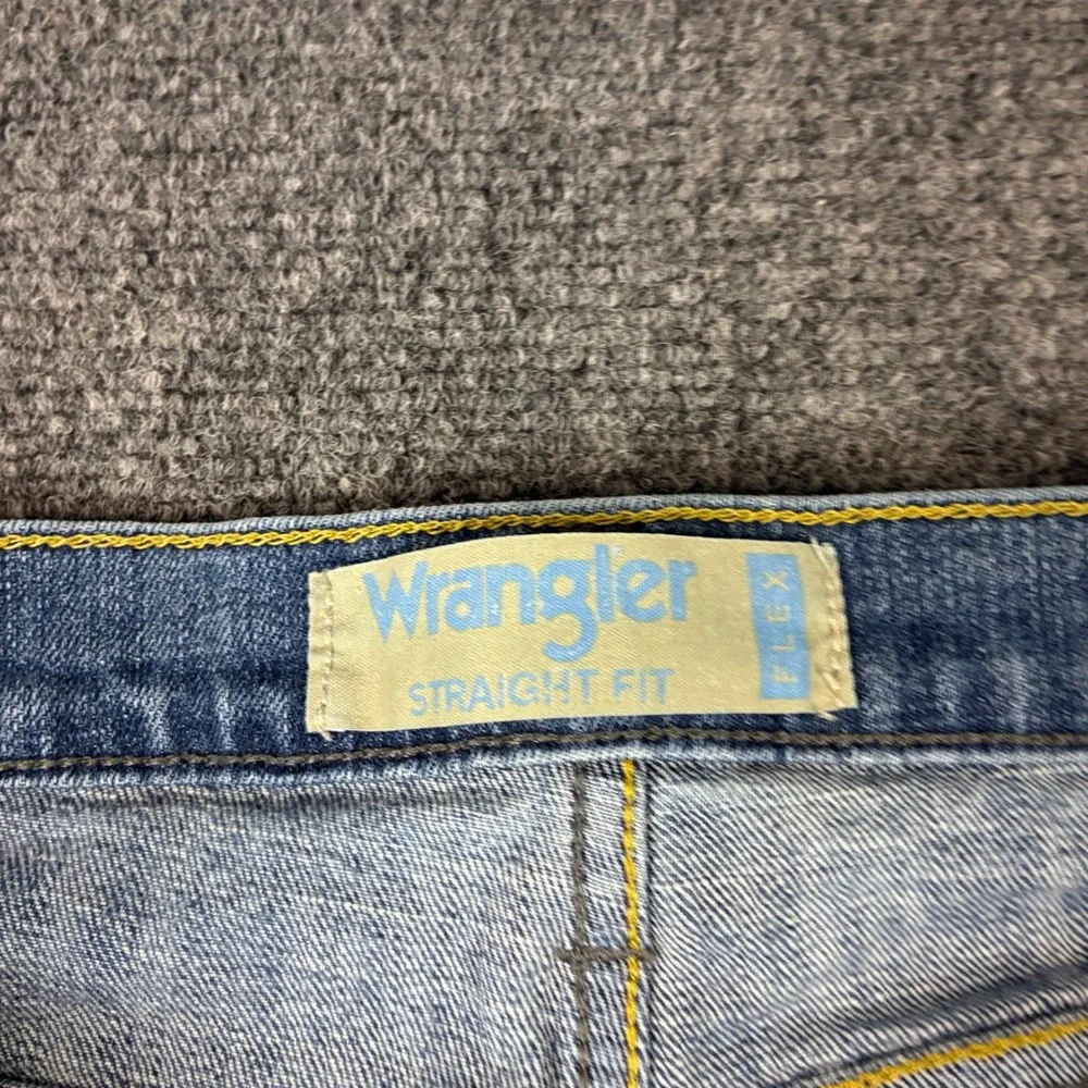 Wrangler Mens Size 40x30 Straight Fit Flex Blue Denim Jeans Light Wash Blue Tag